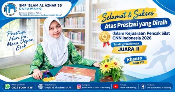 Khansa Aulia Putri Nurdianyah, murid SMP Islam Al Azhar 35 Karawang, menunjukkan penghargaan Gold Award olimpiade dan Juara II pencak silat