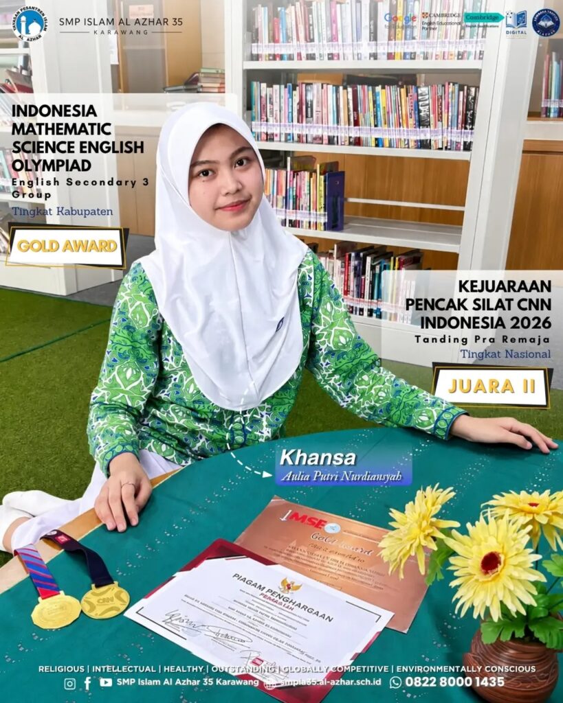 Khansa Aulia Putri Nurdianyah, murid SMP Islam Al Azhar 35 Karawang, menunjukkan penghargaan Gold Award olimpiade dan Juara II pencak silat